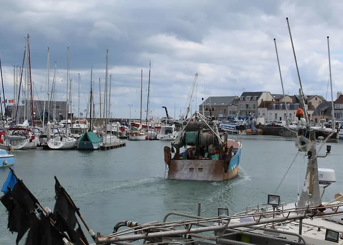 Holiday home Maison 2 Chambres, De Centre Ville, Avec Cour Exposition Sud, A 300 M Du Port Saint-Vaast-la-Hougue