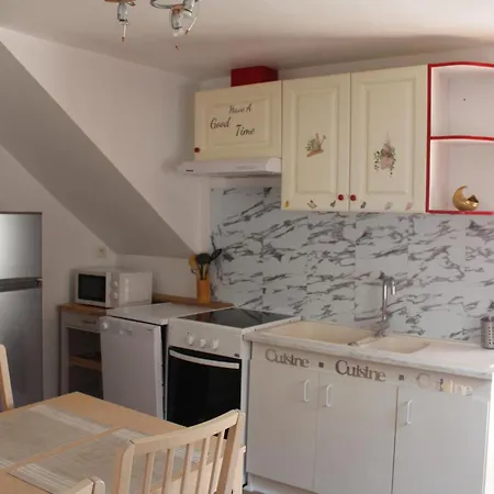 Maison 2 Chambres, De Centre Ville, Avec Cour Exposition Sud, à 300 M Du Port