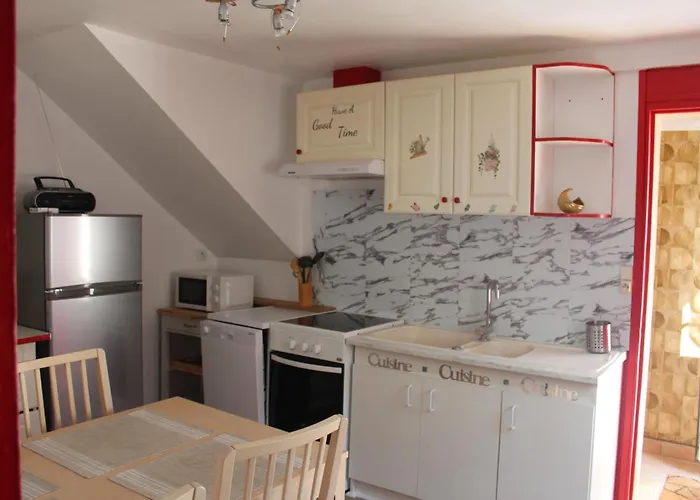 Maison 2 Chambres, De Centre Ville, Avec Cour Exposition Sud, A 300 M Du Port